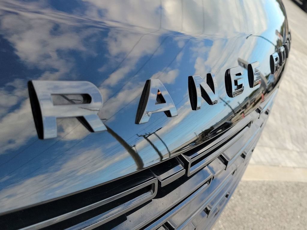 Used 2025 Land Rover Range Rover SE AWD/4WD image 9
