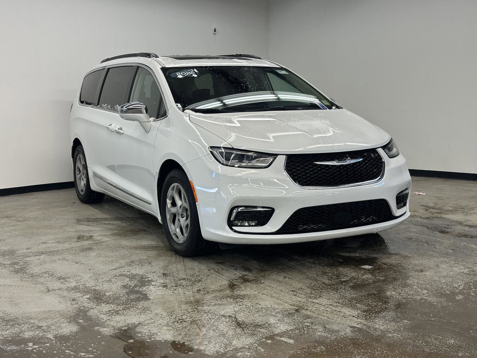 Used 2022 Chrysler Pacifica Limited image 2