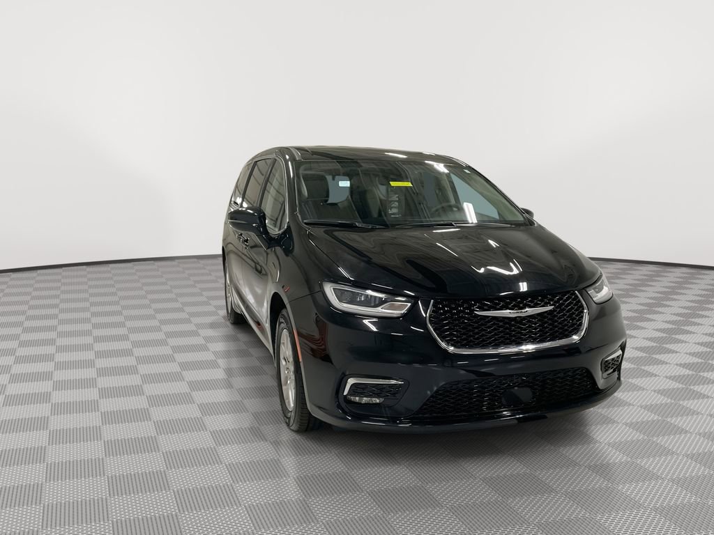 Used 2024 Chrysler Pacifica Touring-L image 2