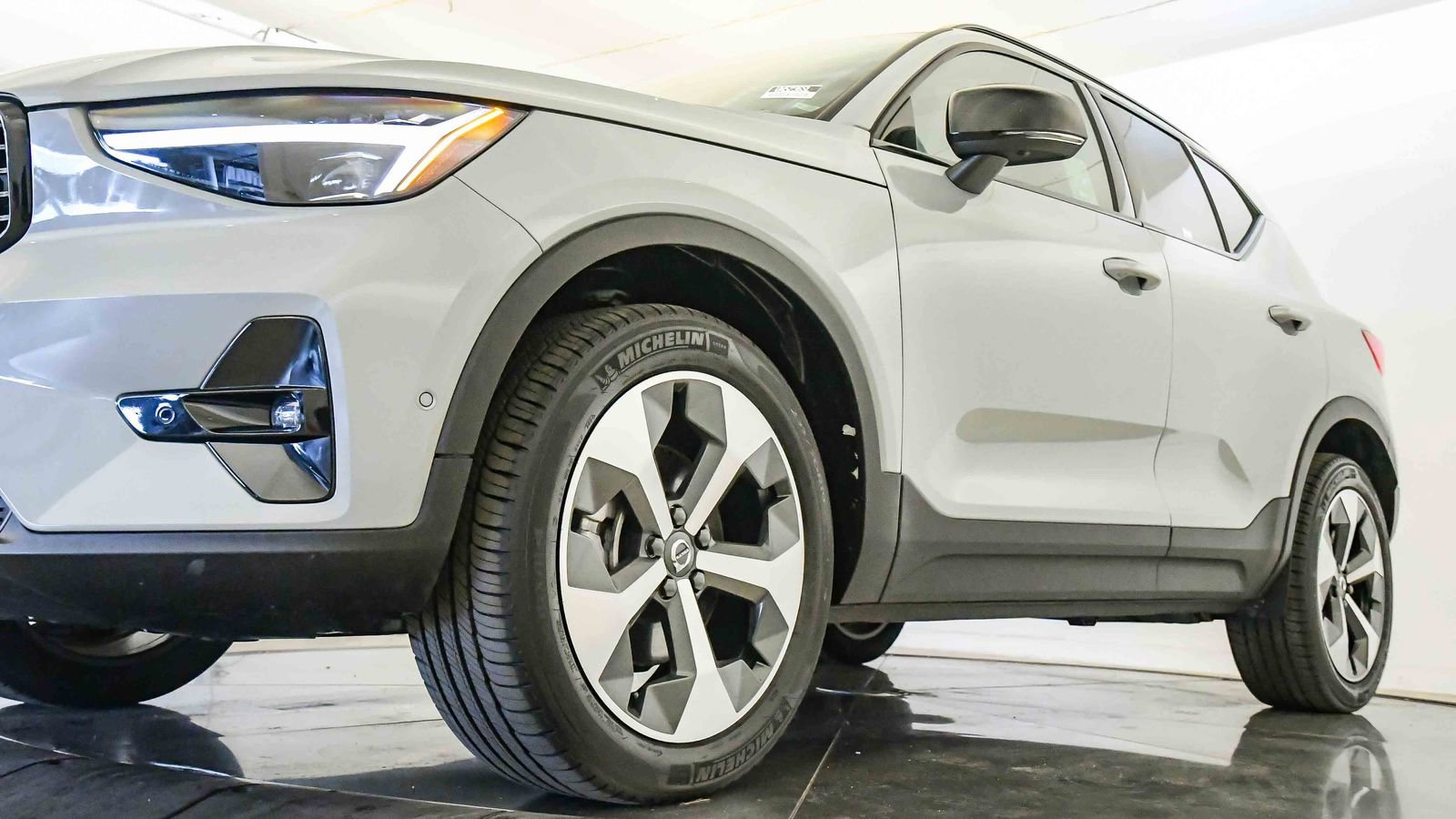 Certified 2025 Volvo XC40 B5 Plus w/ Protection Package Premier image 10