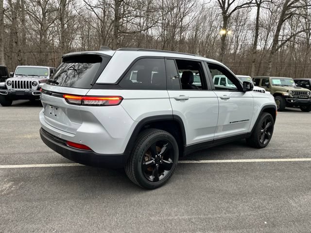 Used 2024 Jeep Grand Cherokee Altitude AWD/4WD image 6