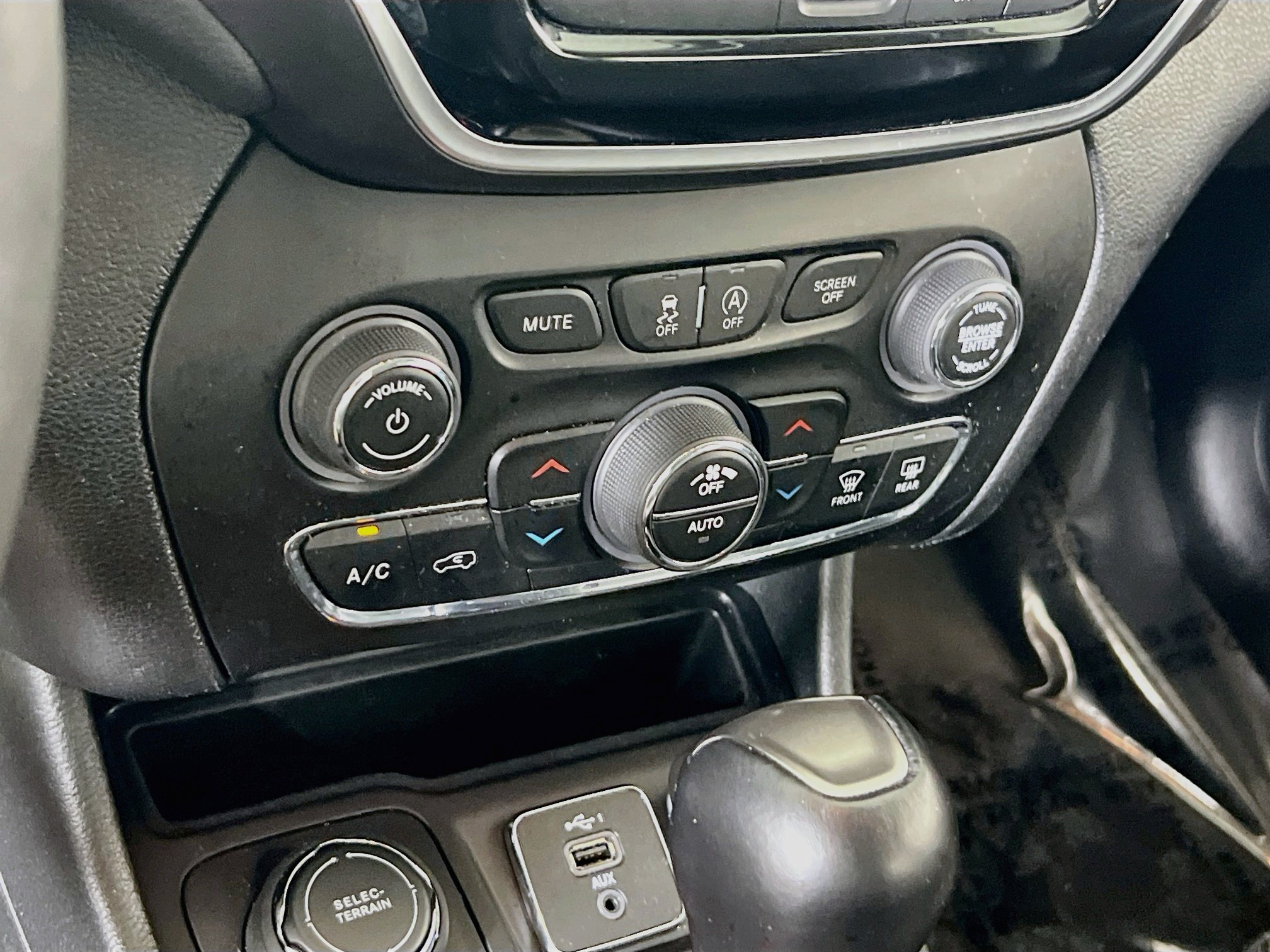 Used 2022 Jeep Cherokee Limited AWD/4WD image 15