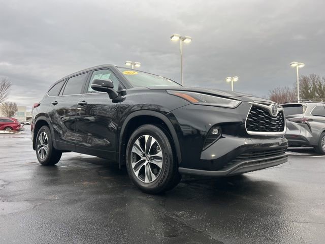 Used 2024 Toyota Highlander XLE image 3