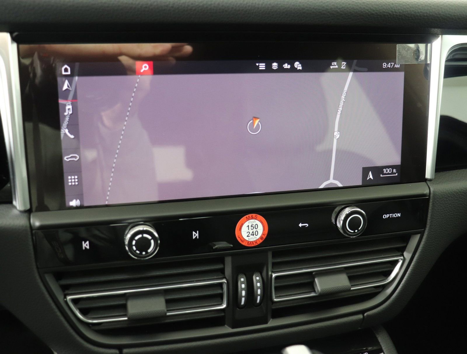 Certified 2025 Porsche Macan image 32