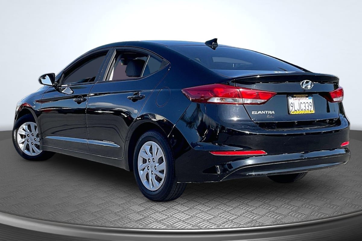 Used 2017 Hyundai Elantra SE FWD image 2