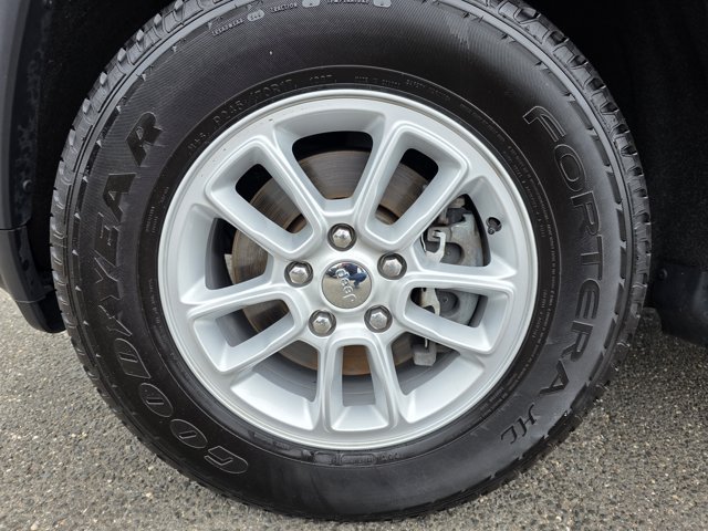 Used 2020 Jeep Grand Cherokee Laredo AWD/4WD image 2