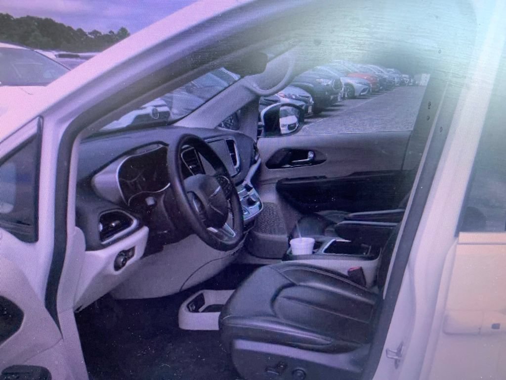 Used 2023 Chrysler Pacifica Touring-L FWD image 7