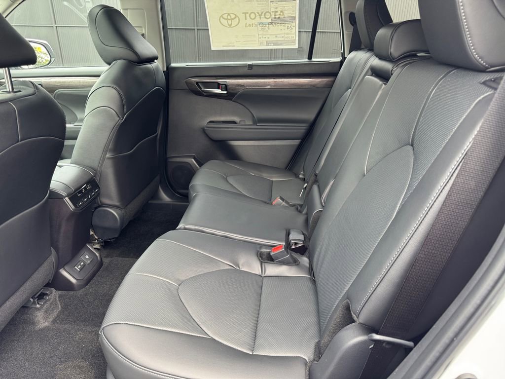 New 2025 Toyota Highlander Limited image 20
