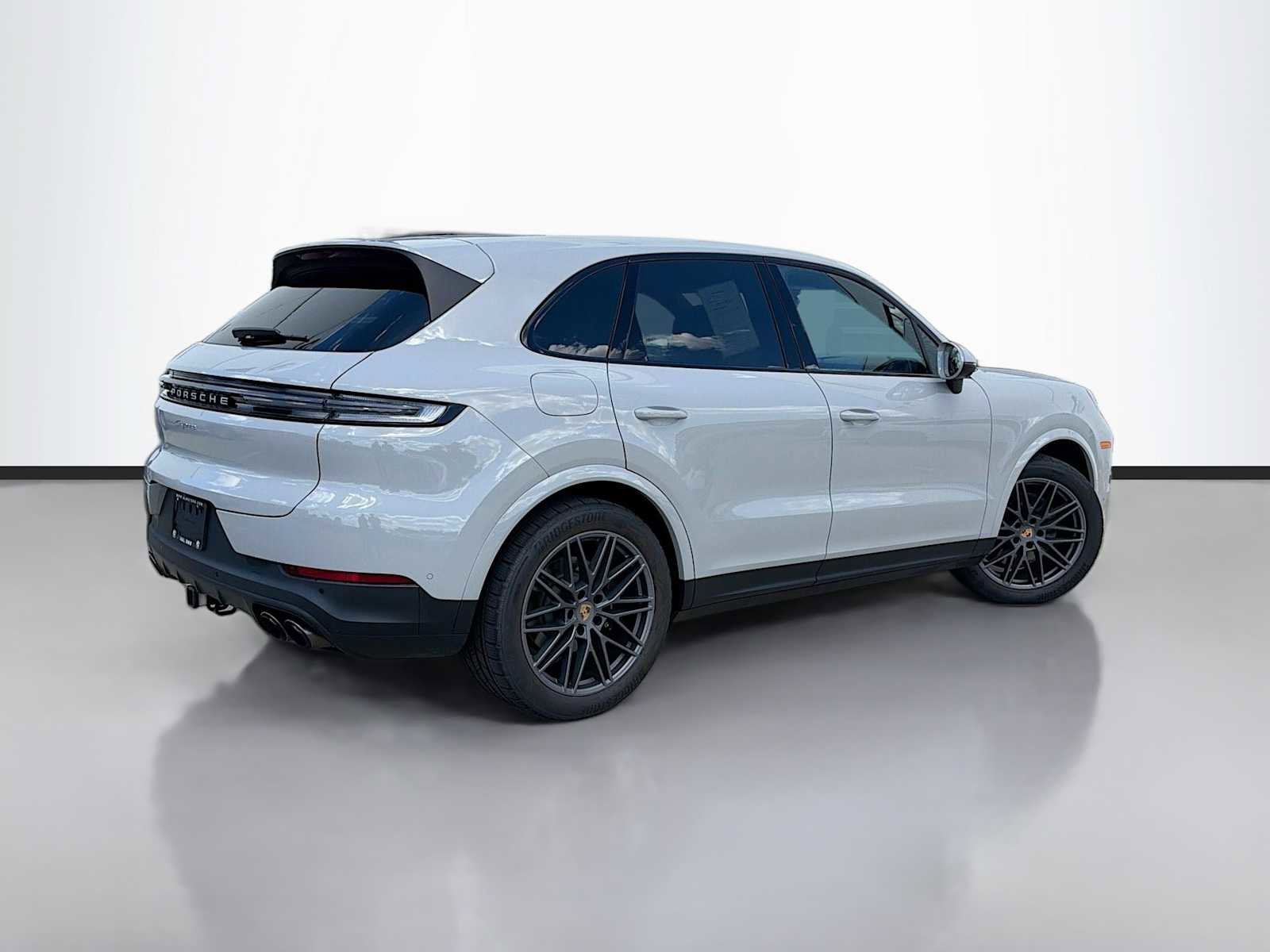 Used 2024 Porsche Cayenne AWD/4WD image 3
