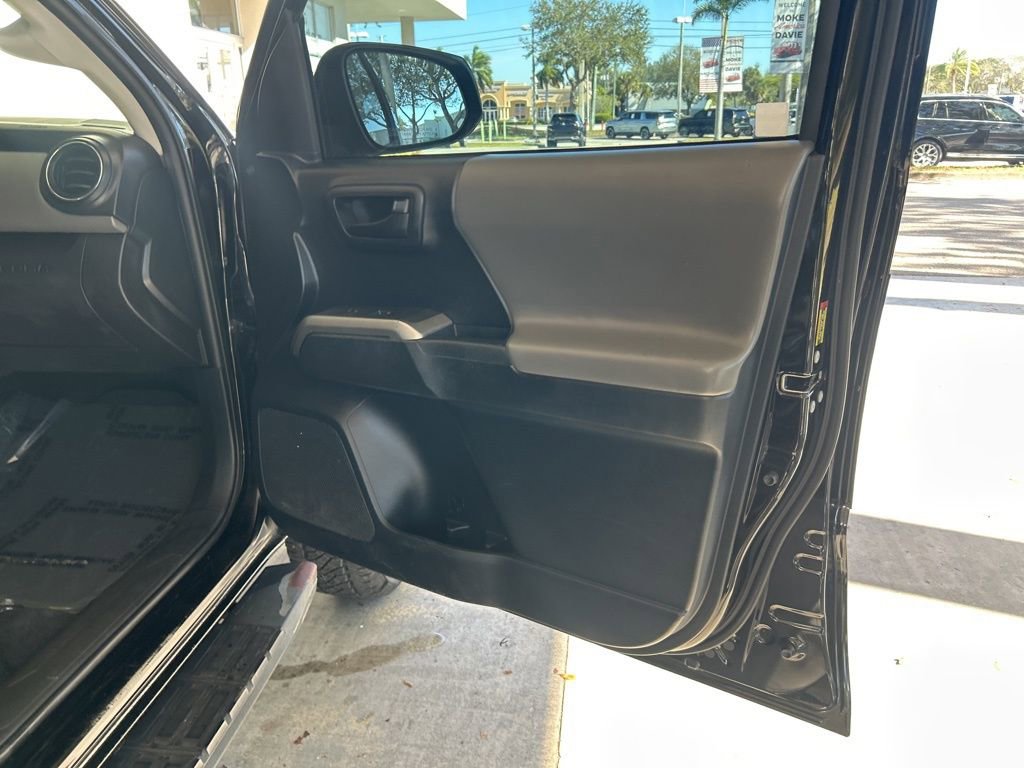 Used 2017 Toyota Tacoma SR5 w/ Tow Package image 25