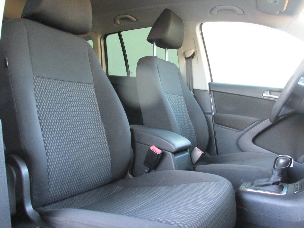 Used 2011 Volkswagen Tiguan S image 21