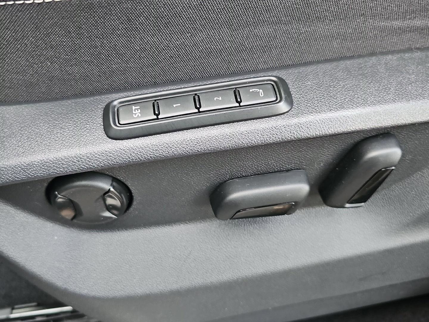 Used 2025 Volkswagen Atlas SEL Premium R-Line image 26