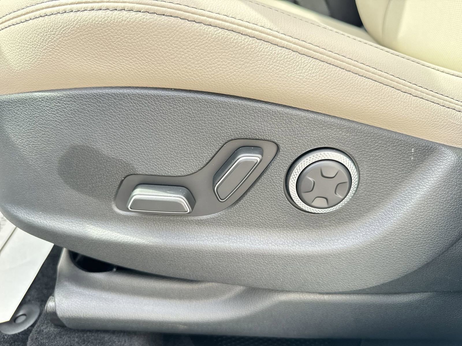 New 2026 Genesis GV70 2.5T Select AWD/4WD image 18