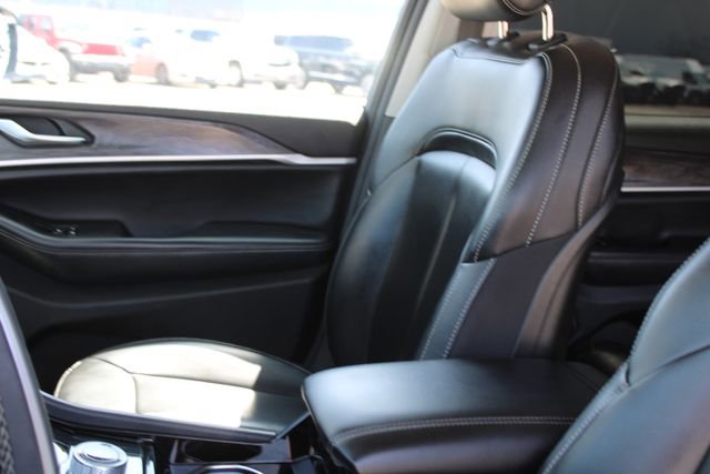 Used 2023 Jeep Grand Cherokee L Limited AWD/4WD image 30