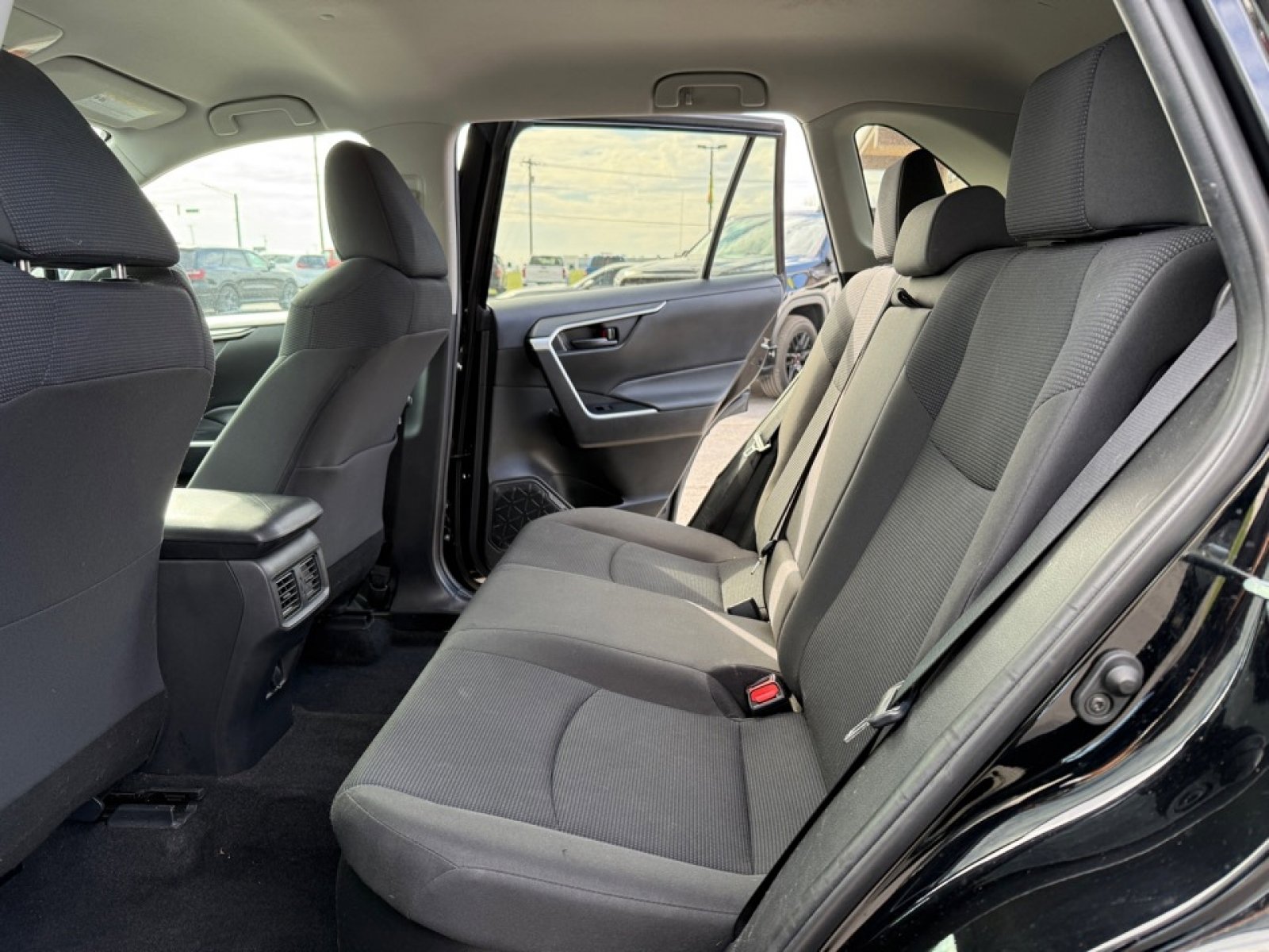 Used 2021 Toyota RAV4 LE AWD/4WD image 27