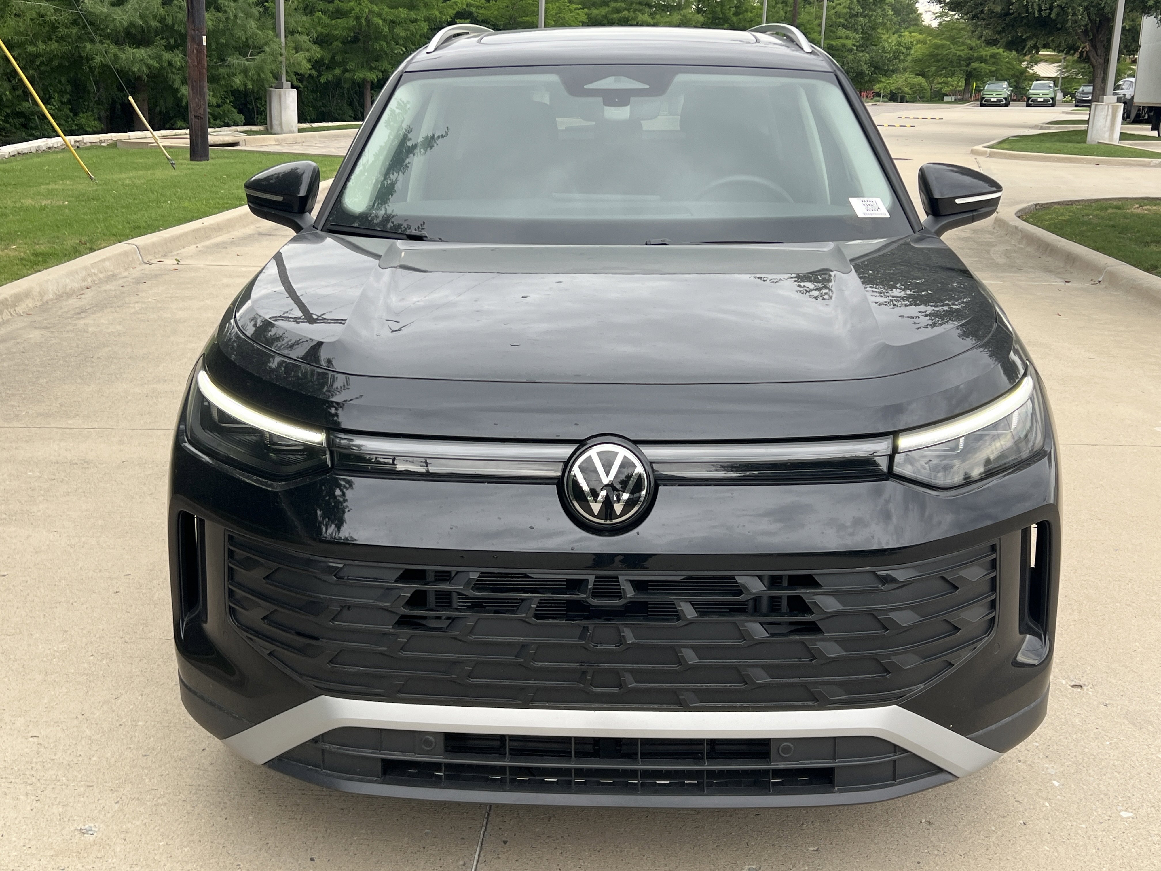 Certified 2025 Volkswagen Tiguan SE w/ Panoramic Sunroof Package AWD/4WD image 3