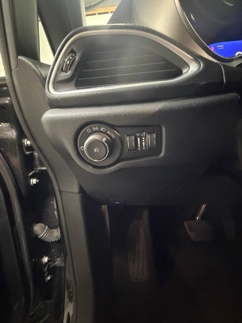 Certified 2024 Chrysler Pacifica Premium FWD image 23