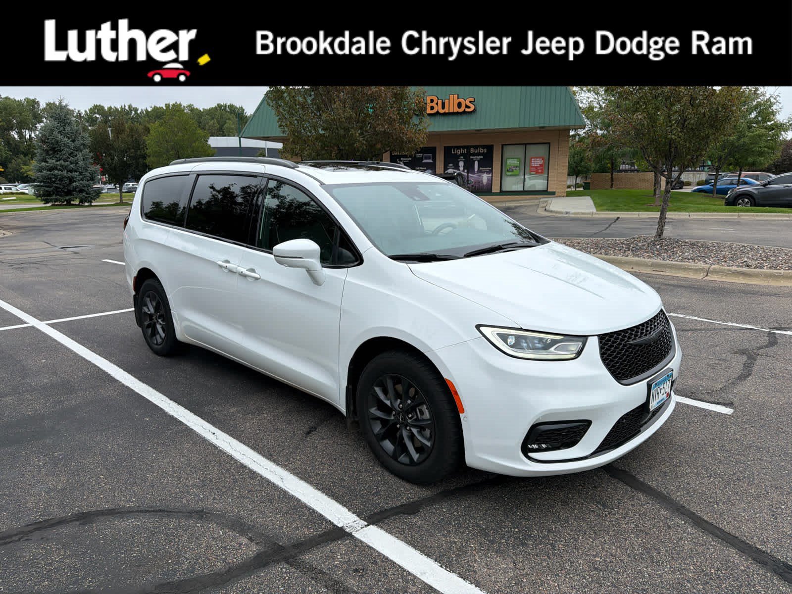 Used 2021 Chrysler Pacifica Limited w/ Uconnect Theater Family Group AWD/4WD image 1