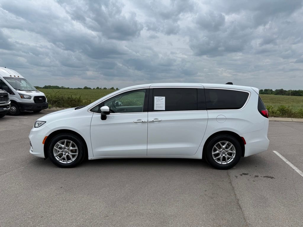 Used 2023 Chrysler Pacifica Touring-L FWD image 37