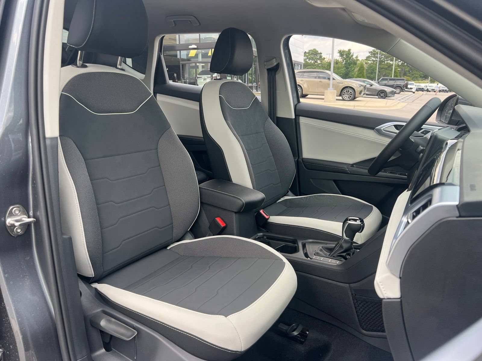 New 2026 Volkswagen Taos SE FWD image 32