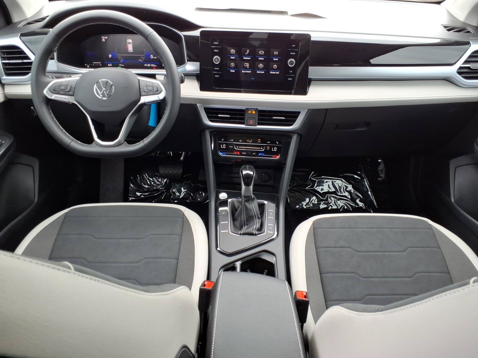 New 2026 Volkswagen Taos SE FWD image 15