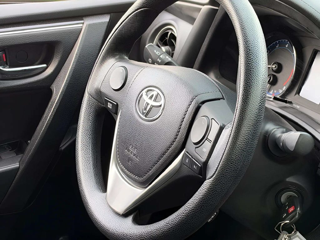 Used 2017 Toyota Corolla LE w/ Carpet Mat Package (TMS) FWD image 12