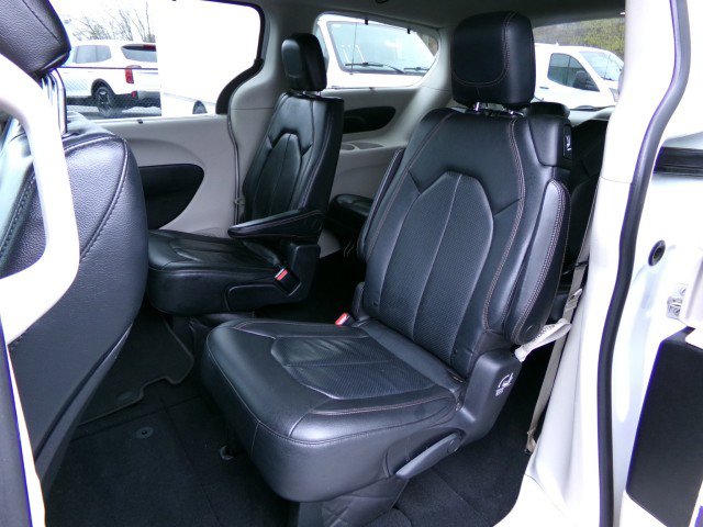 Used 2019 Chrysler Pacifica Touring-L image 16