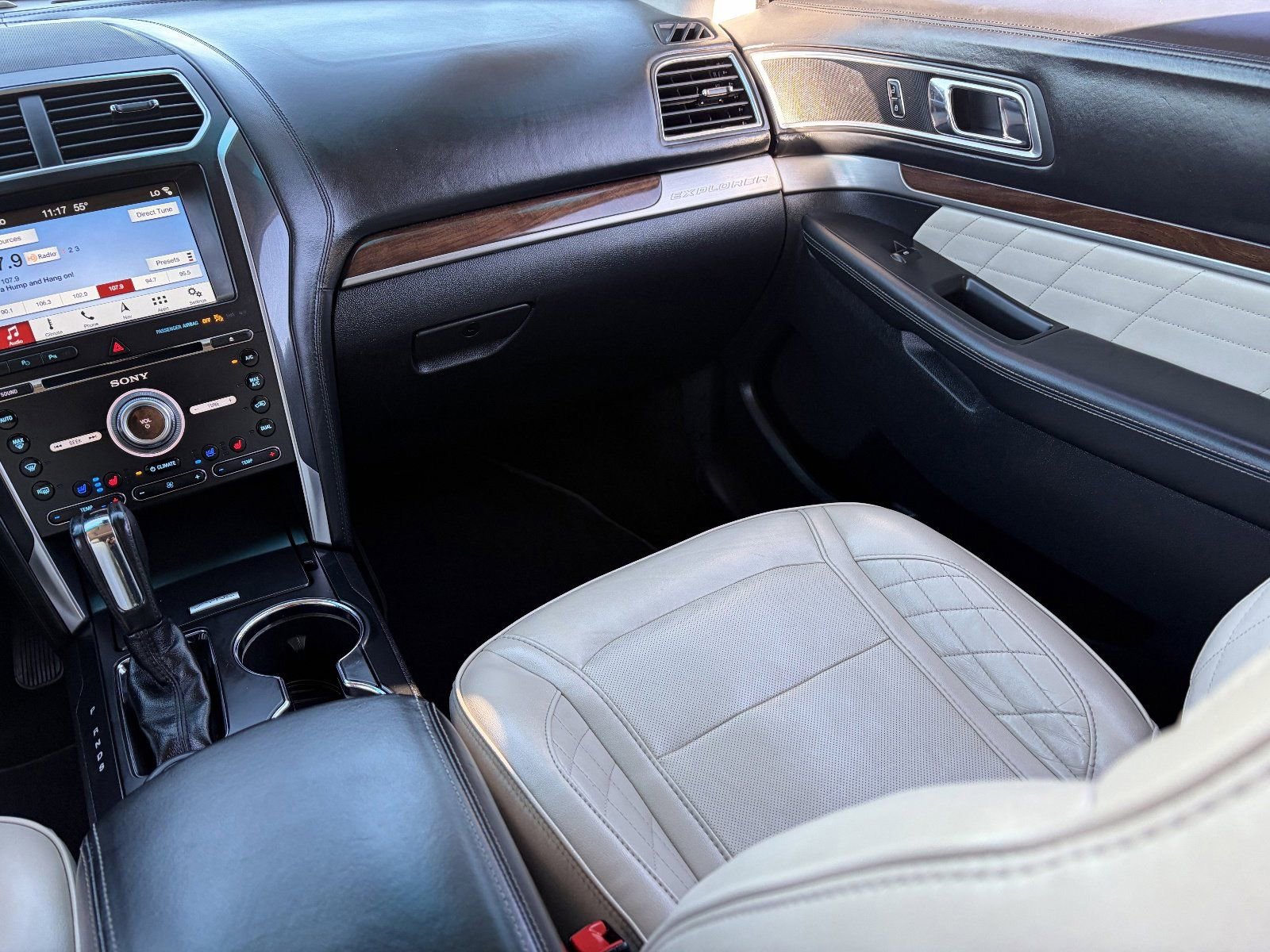 Used 2017 Ford Explorer Platinum image 6