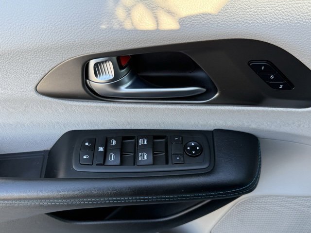 Certified 2021 Chrysler Pacifica Touring-L image 13