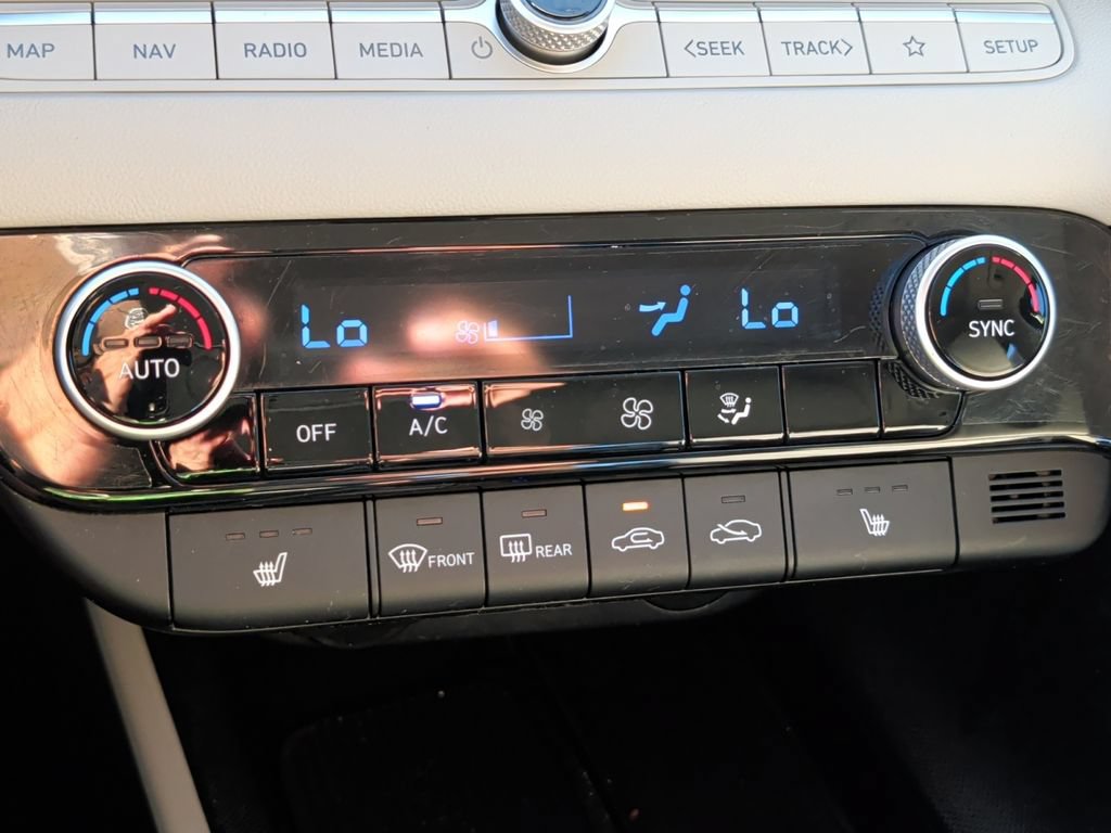 Used 2024 Hyundai Elantra Limited FWD image 23