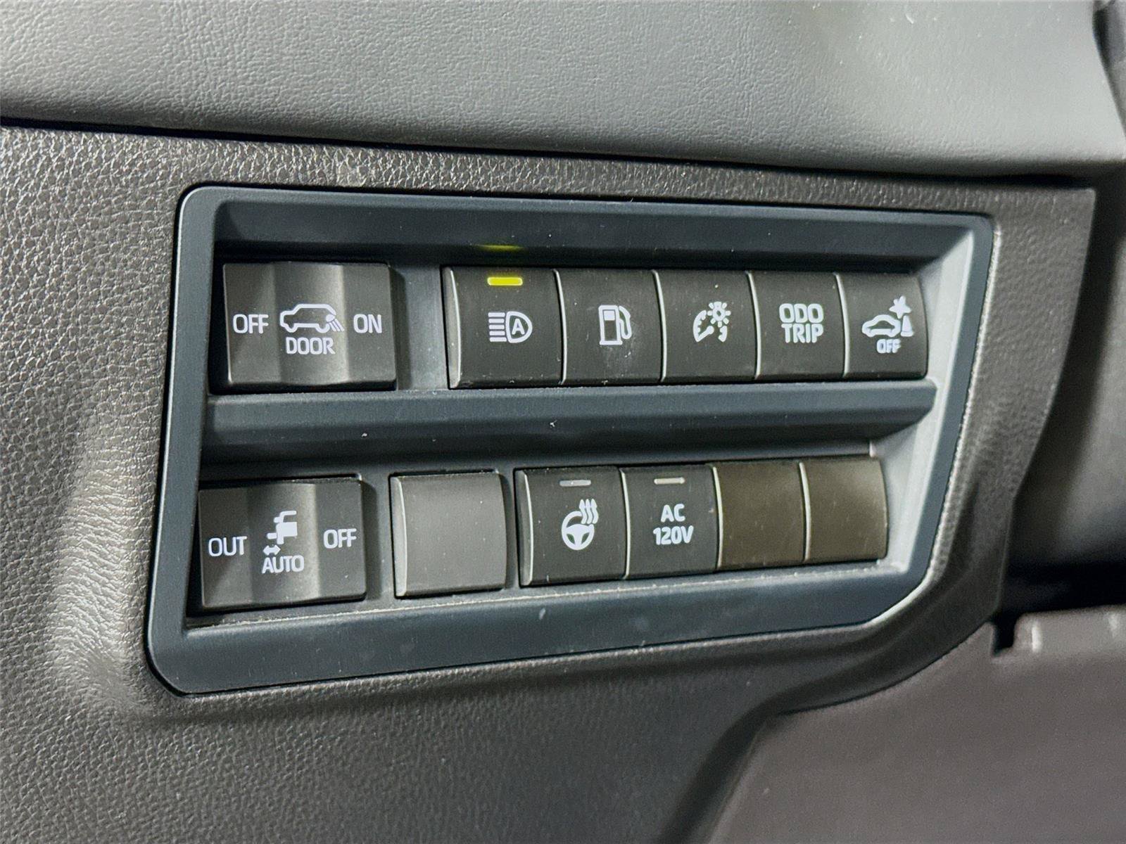 Used 2024 Toyota Sequoia Platinum AWD/4WD image 7