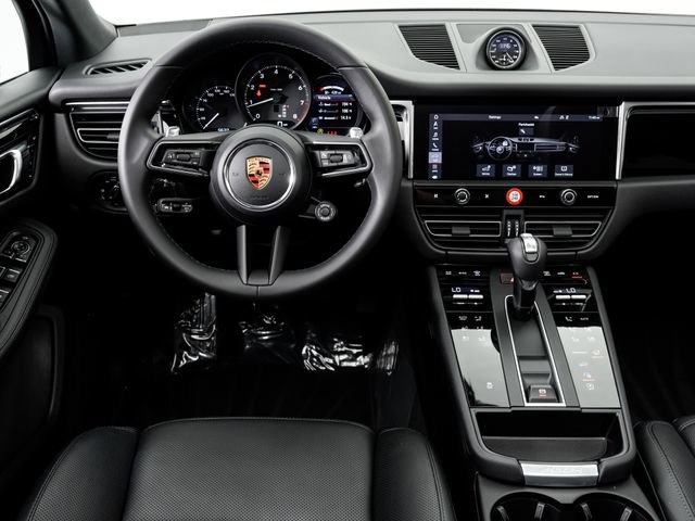 Certified 2026 Porsche Macan AWD/4WD image 22