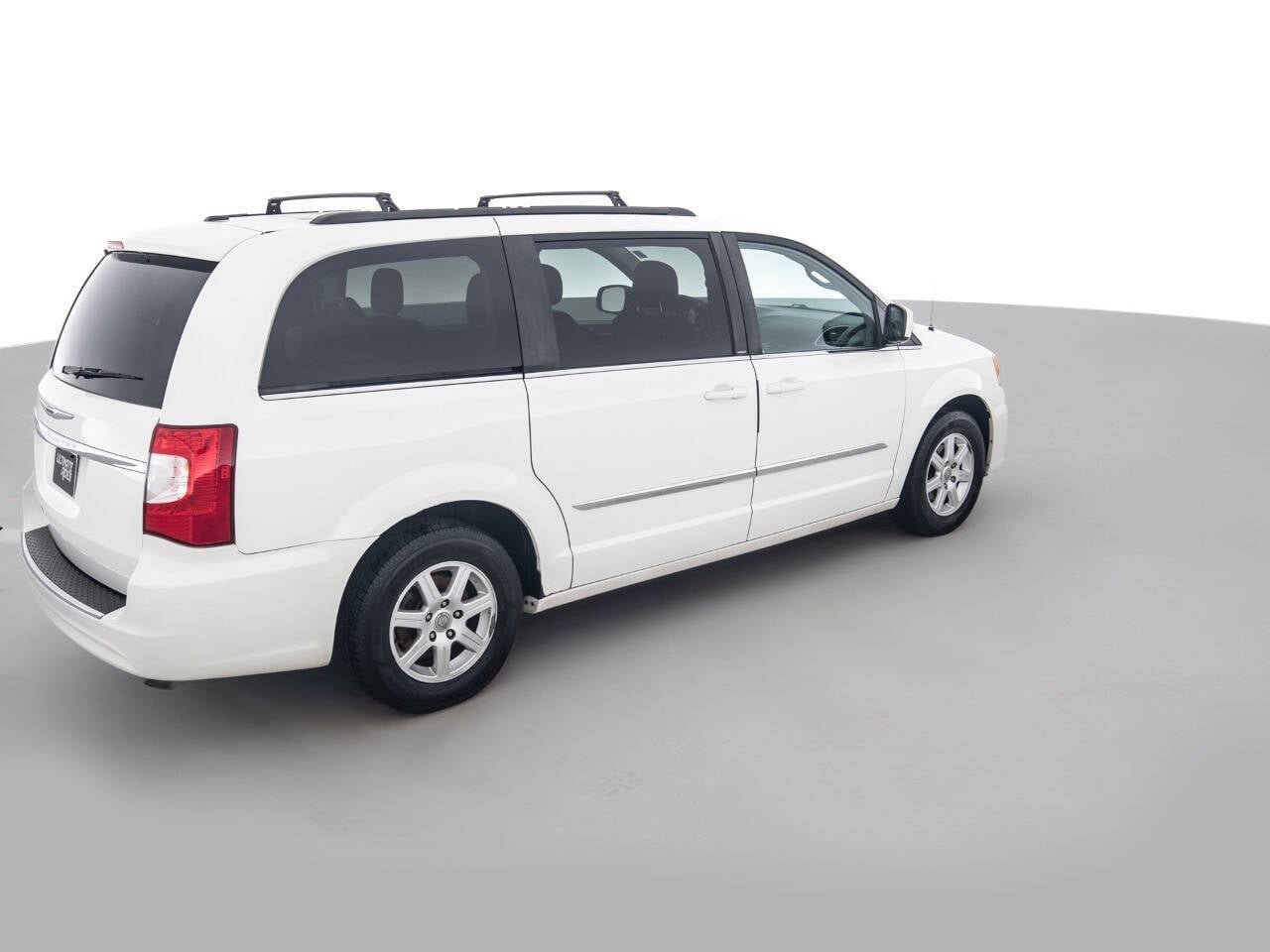 Used 2013 Chrysler Town & Country Touring FWD image 5