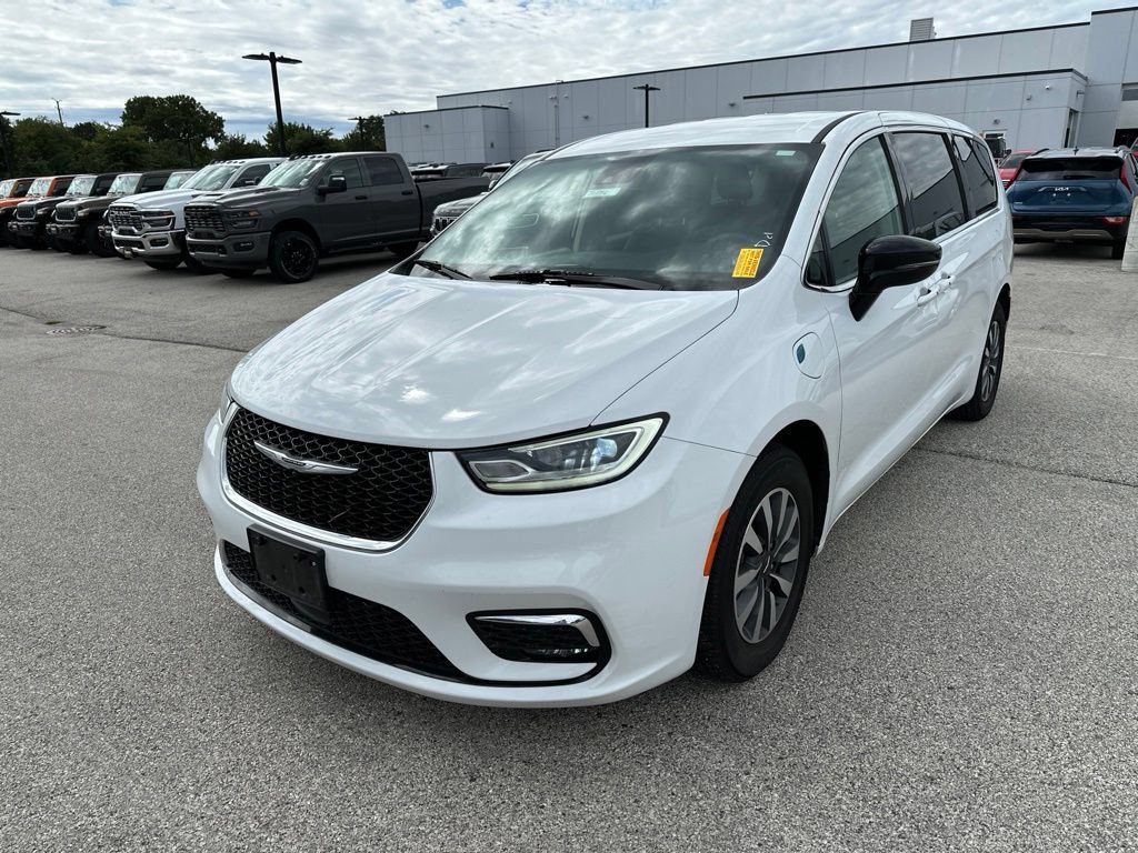 Used 2024 Chrysler Pacifica Limited FWD image 2