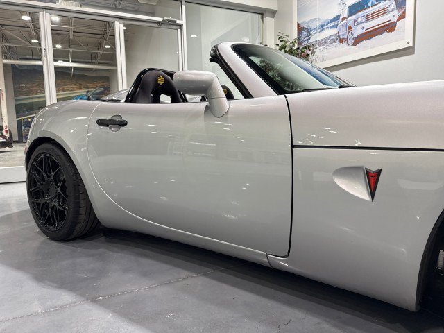 Used 2009 Pontiac Solstice GXP w/ Premium Package RWD image 25