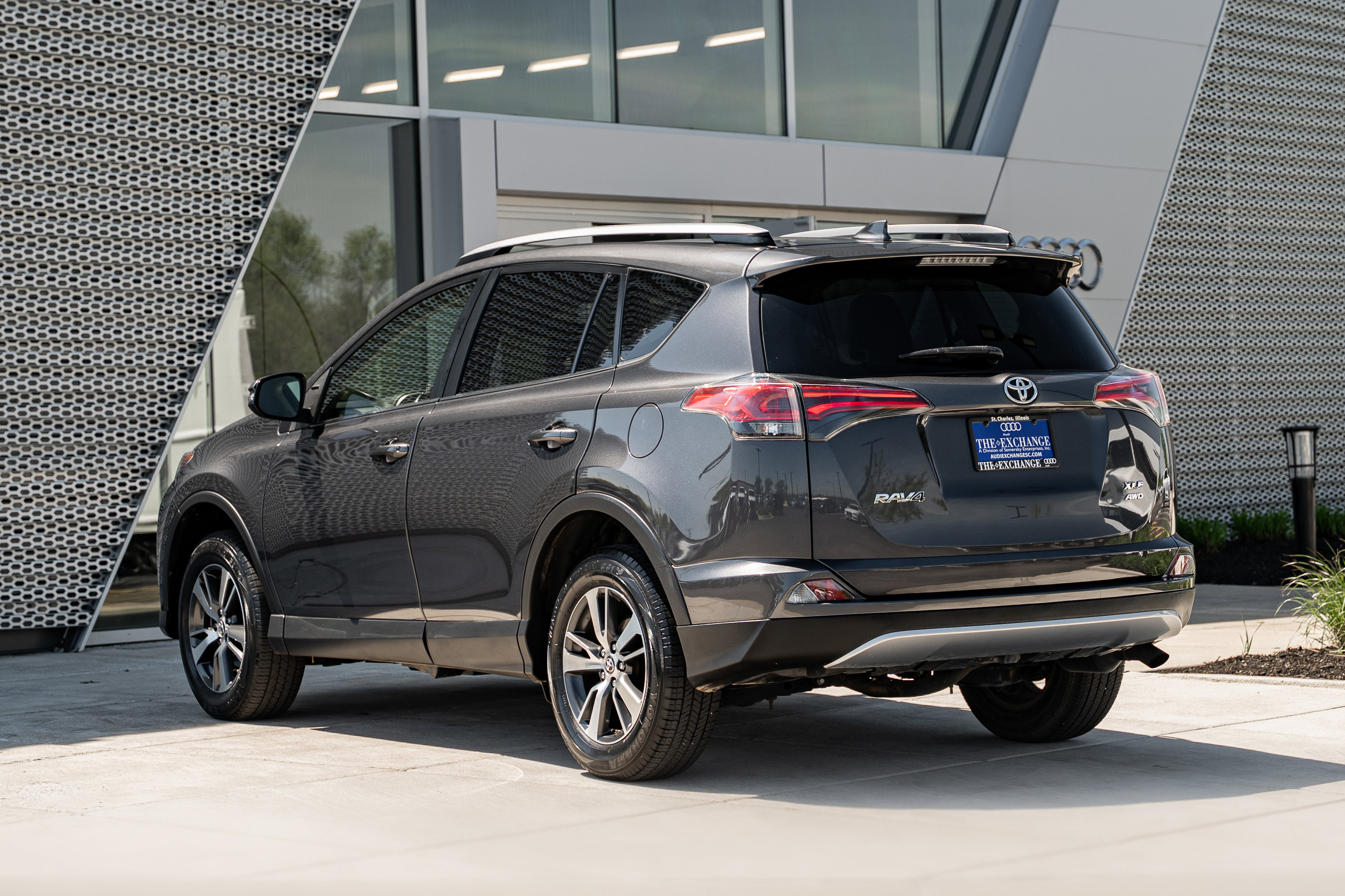 Used 2018 Toyota RAV4 XLE AWD/4WD image 4