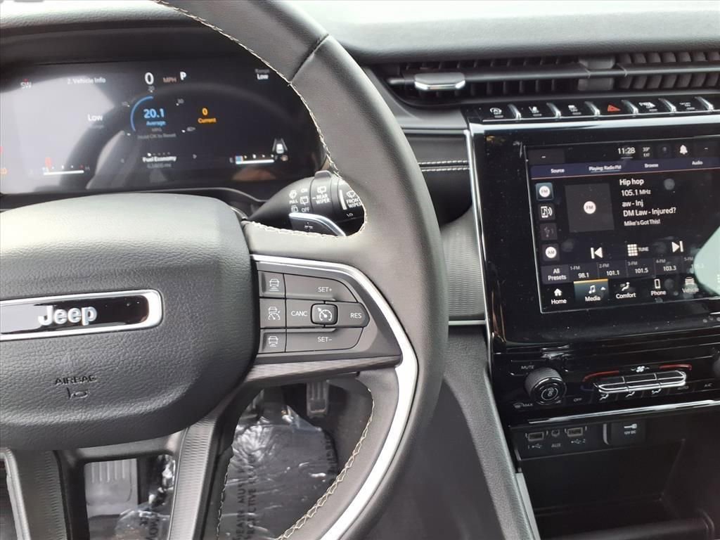 Used 2023 Jeep Grand Cherokee Laredo image 12