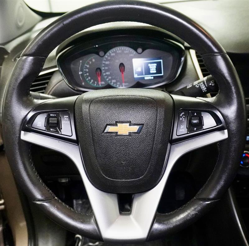 Used 2018 Chevrolet Trax LT w/ LT Convenience Package FWD image 12