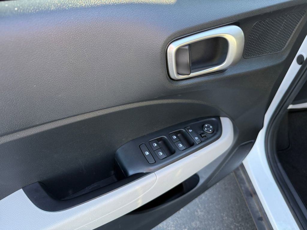 Used 2024 Hyundai Venue SEL FWD image 21