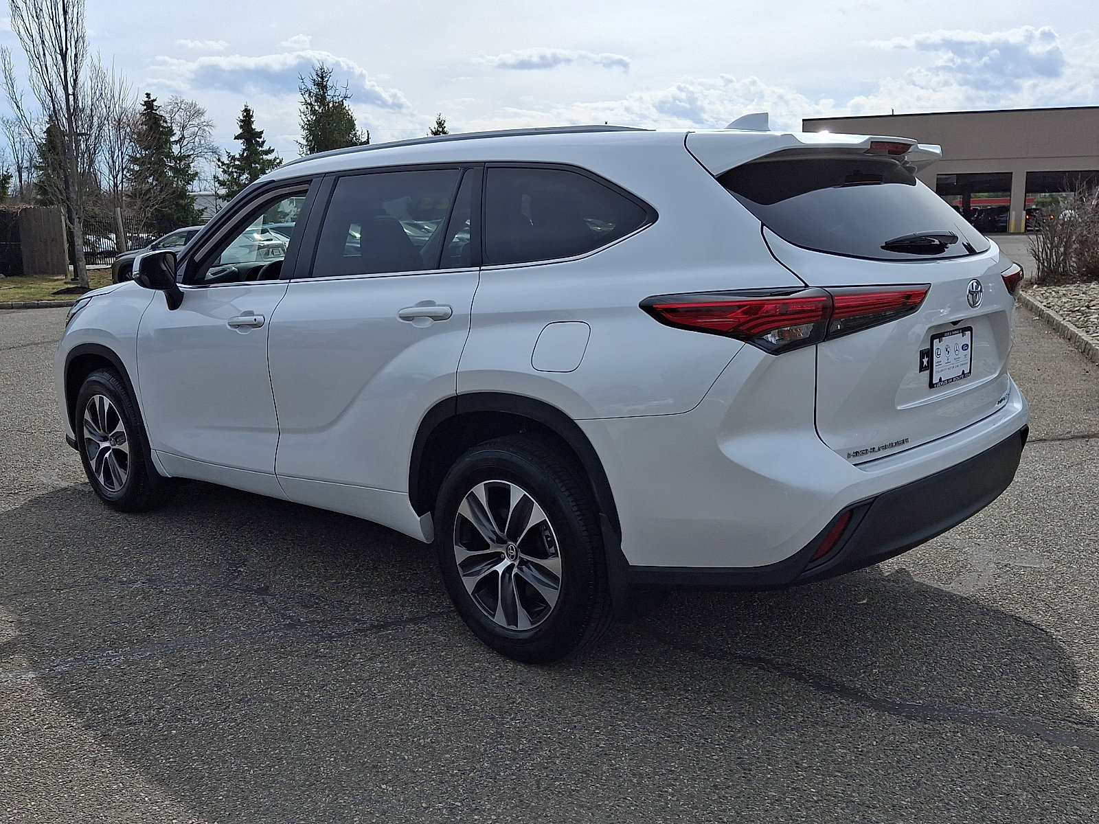 Used 2023 Toyota Highlander XLE image 4