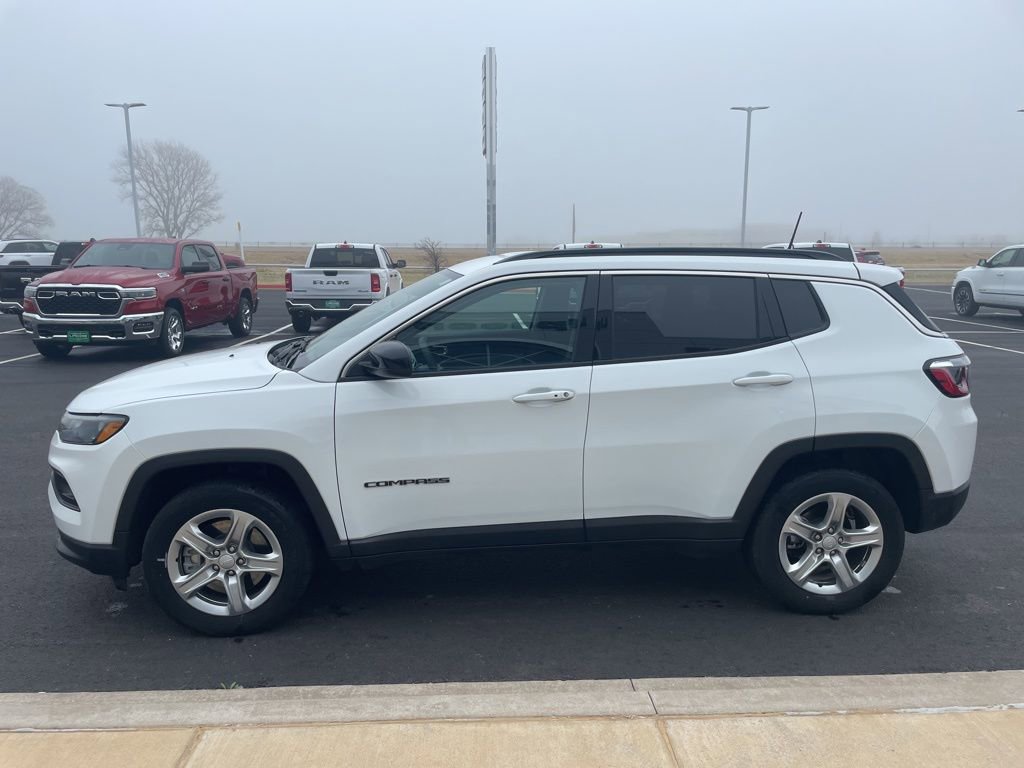 Used 2024 Jeep Compass Latitude image 4