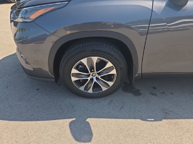 Used 2021 Toyota Highlander XLE AWD/4WD image 9