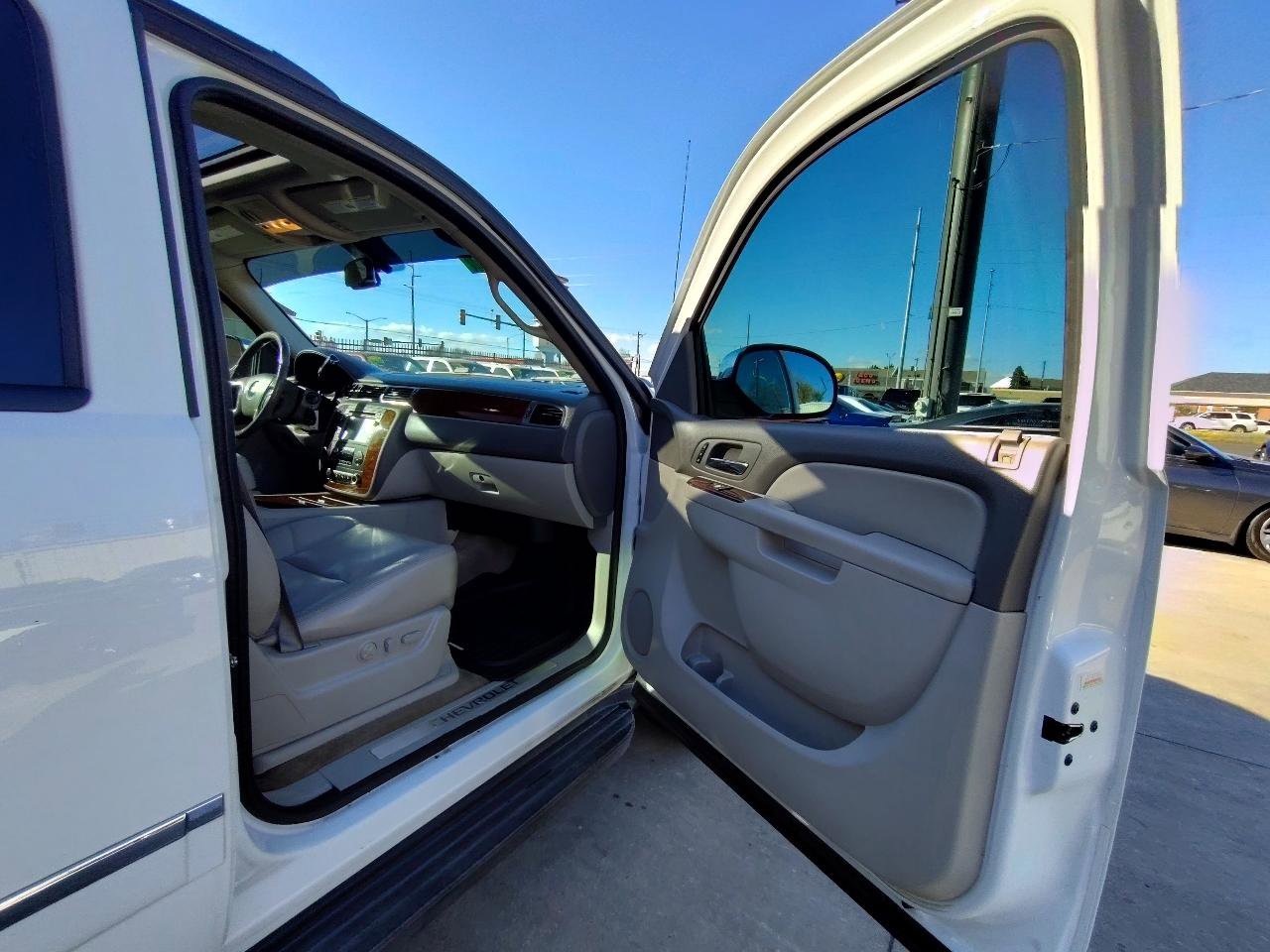 Used 2011 Chevrolet Avalanche LTZ image 40
