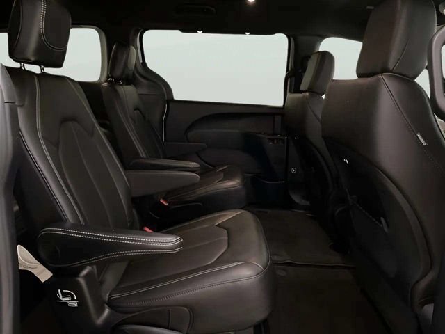 Used 2025 Chrysler Pacifica Select FWD image 24