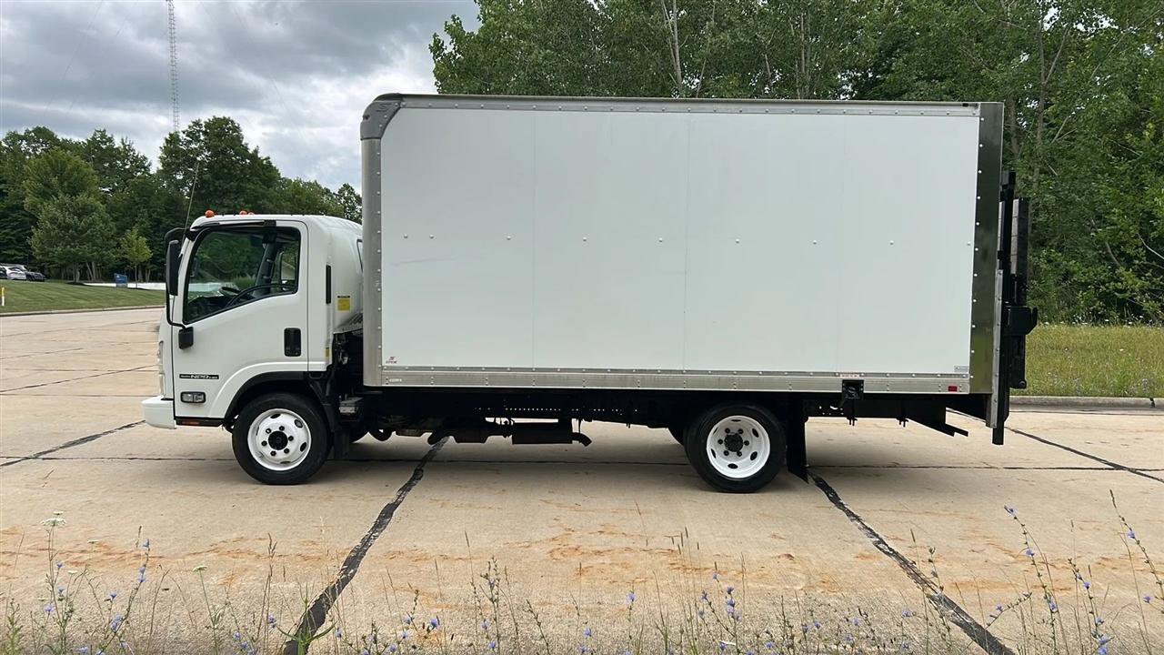 Used 2018 Isuzu NPR RWD image 17