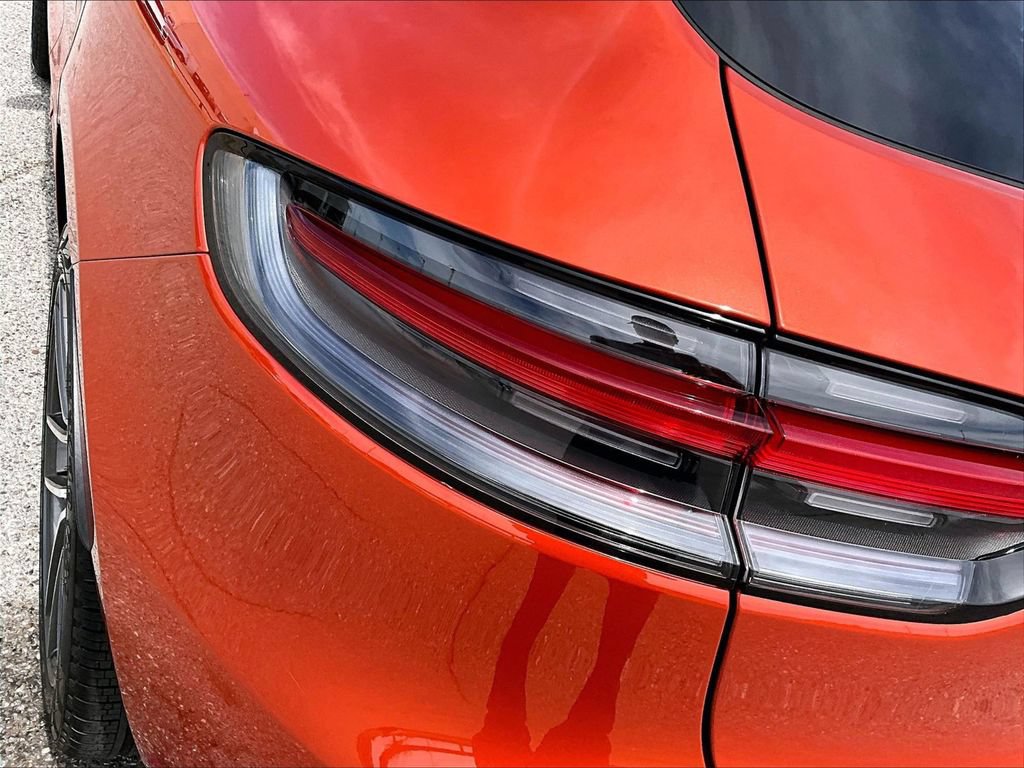 Certified 2025 Porsche Macan AWD/4WD image 21