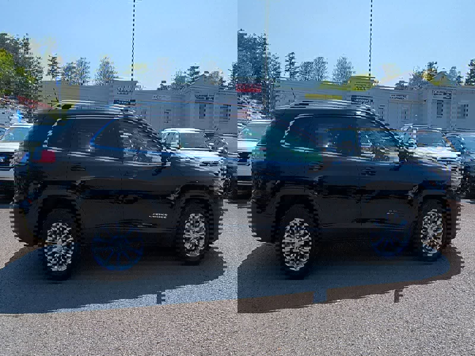 Used 2019 Jeep Cherokee Latitude w/ Popular Appearance Group image 9