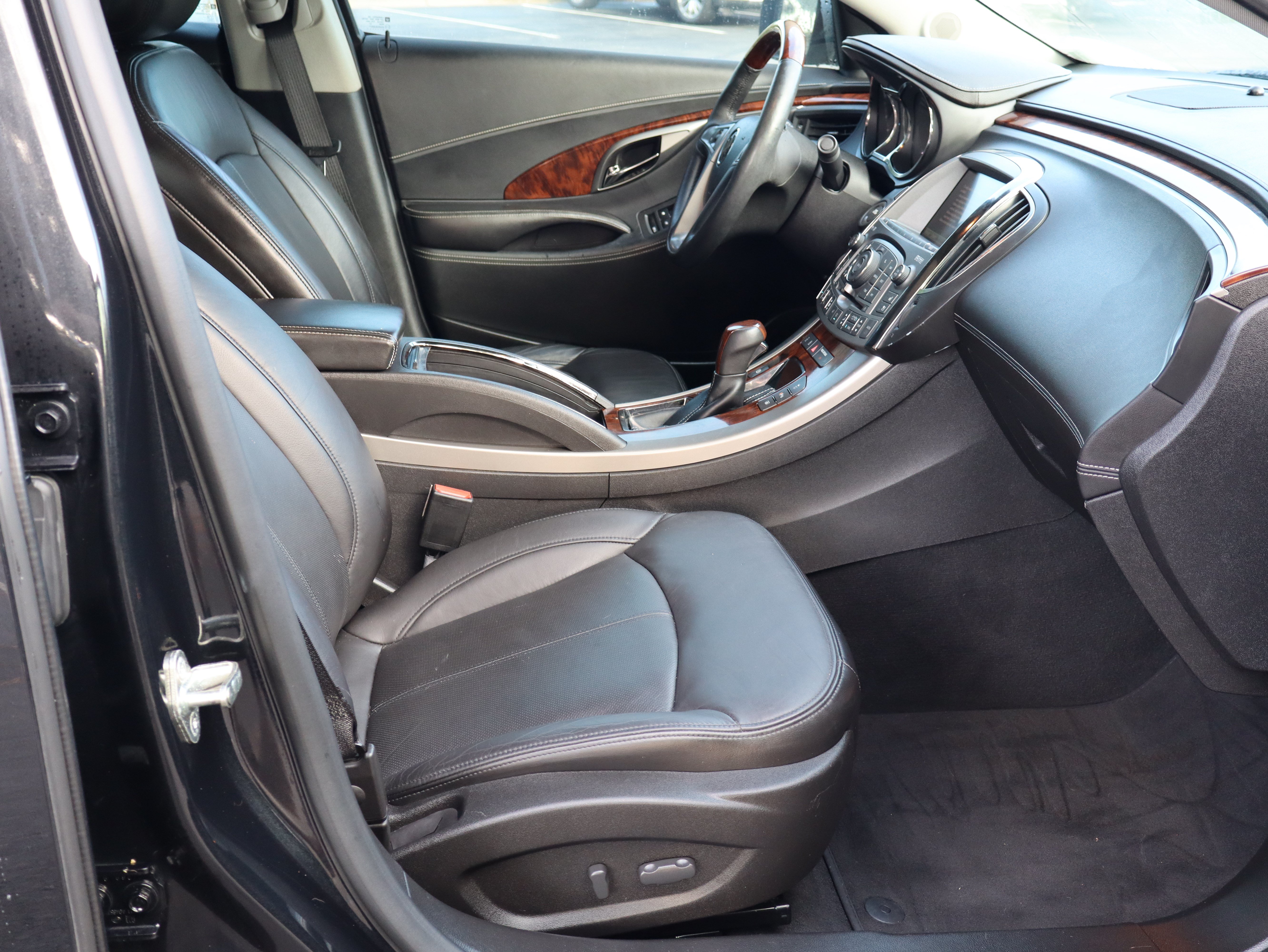 Used 2010 Buick LaCrosse CXS w/ Touring Package FWD image 27