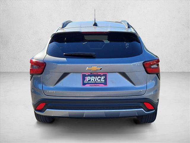 Used 2025 Chevrolet Trax LT FWD image 7