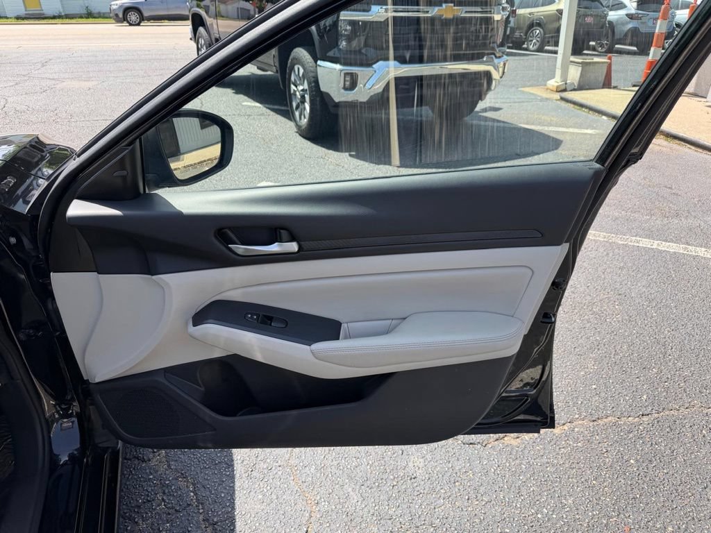 Used 2025 Nissan Altima 2.5 SV FWD image 25